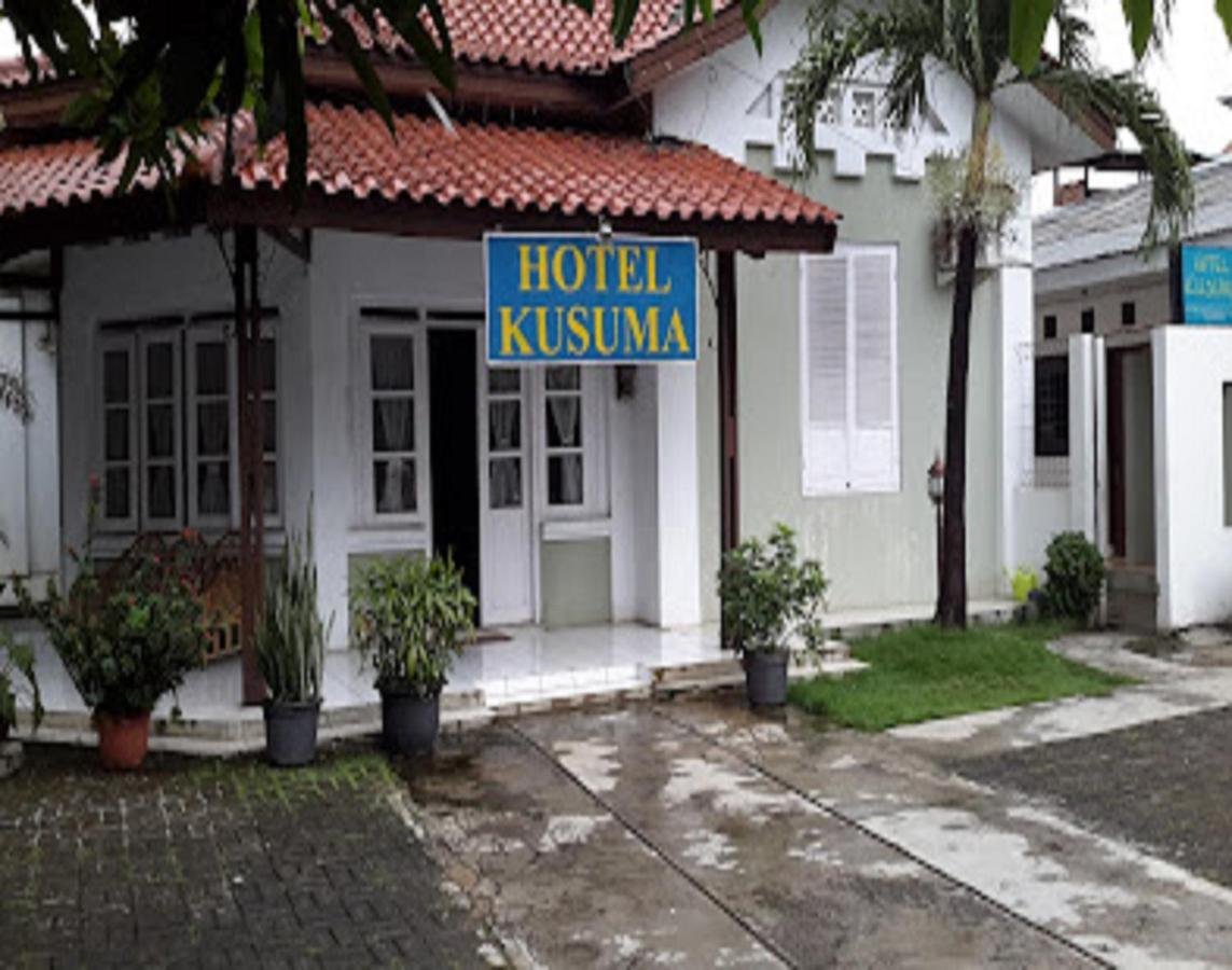 Oyo 90865 Hotel Kusuma Purwakarta Exterior foto