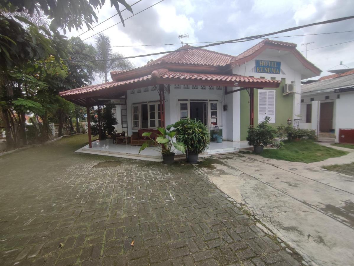 Oyo 90865 Hotel Kusuma Purwakarta Exterior foto