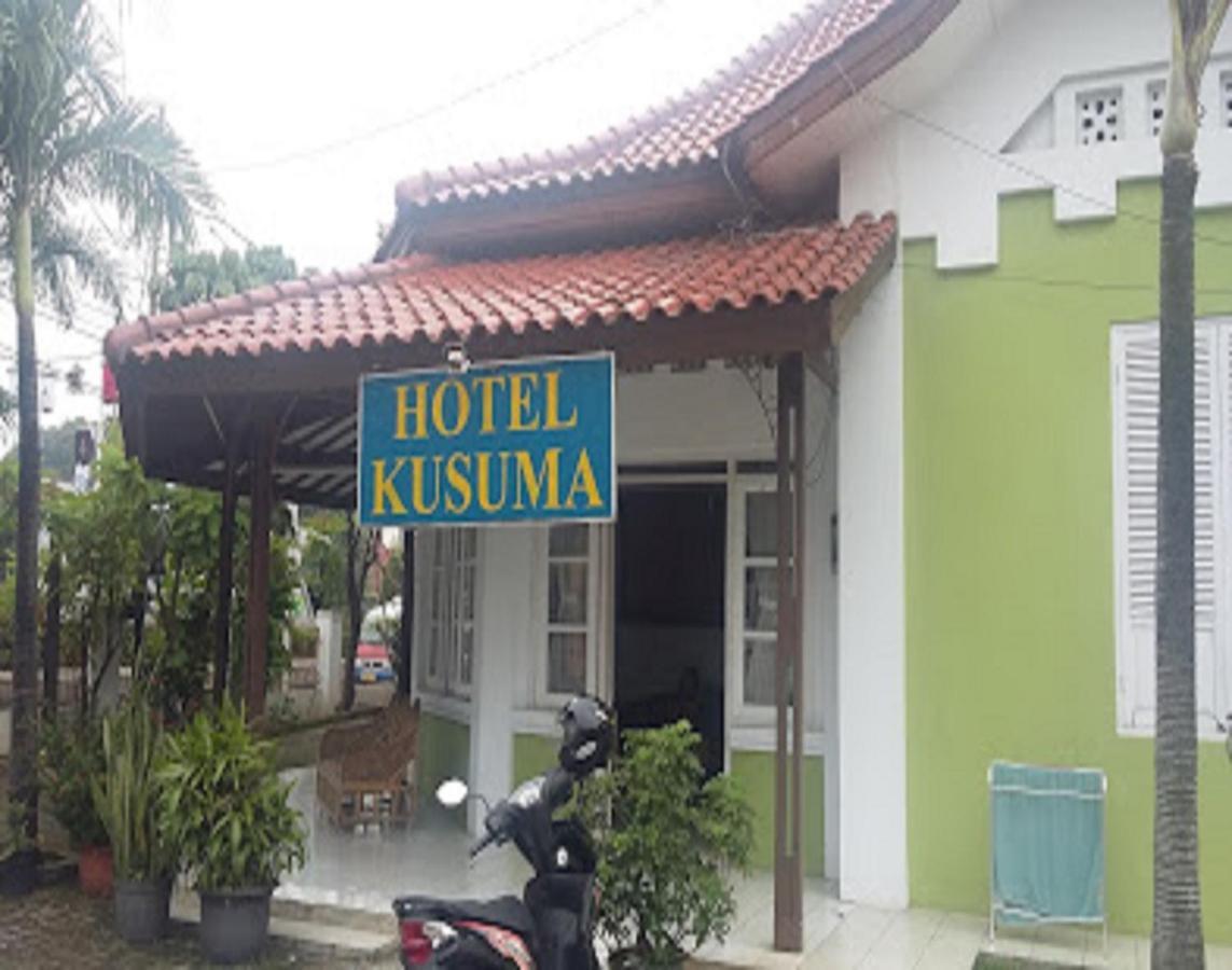 Oyo 90865 Hotel Kusuma Purwakarta Exterior foto