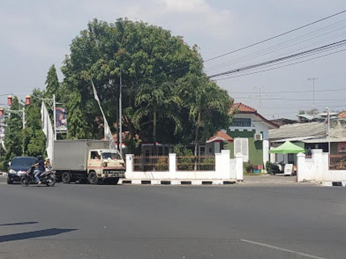 Oyo 90865 Hotel Kusuma Purwakarta Exterior foto