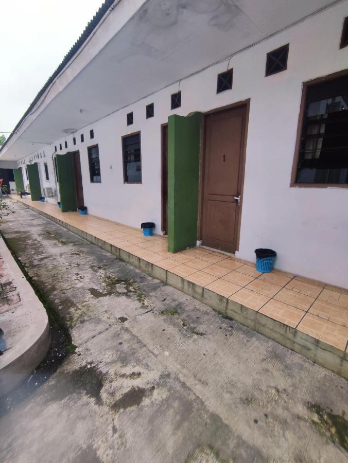Oyo 90865 Hotel Kusuma Purwakarta Exterior foto