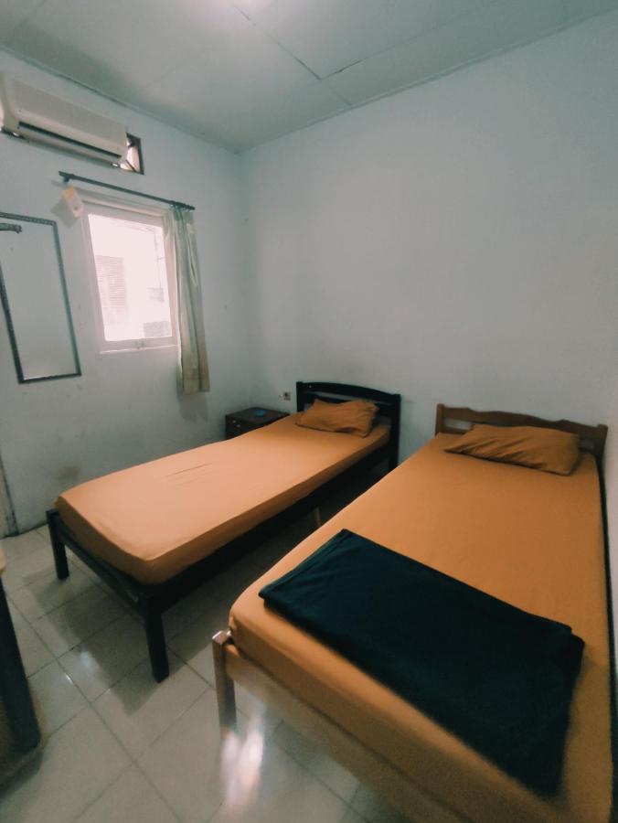 Oyo 90865 Hotel Kusuma Purwakarta Exterior foto